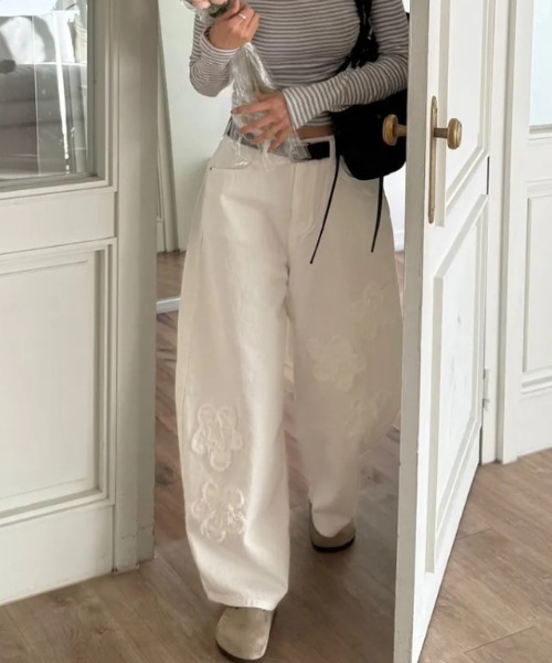 FREE STYLISTS（フリー スタイリスト）の「YUGA_YGMC　　Korean-style  Flower embroidered barrel pants（デニムパンツ・レディース・ホワイト・S/M/L）」の10枚目の写真