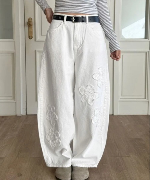 FREE STYLISTS（フリー スタイリスト）の「YUGA_YGMC　　Korean-style  Flower embroidered barrel pants（デニムパンツ・レディース・ホワイト・S/M/L）」の3枚目の写真