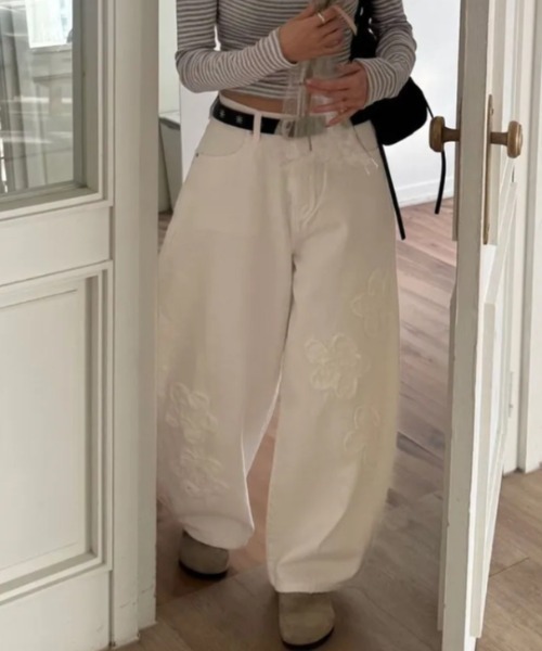 FREE STYLISTS（フリー スタイリスト）の「YUGA_YGMC　　Korean-style  Flower embroidered barrel pants（デニムパンツ・レディース・ホワイト・S/M/L）」の11枚目の写真
