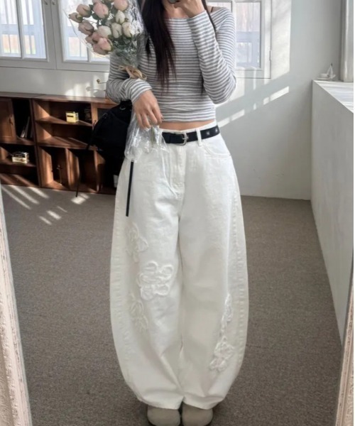 FREE STYLISTS（フリー スタイリスト）の「YUGA_YGMC　　Korean-style  Flower embroidered barrel pants（デニムパンツ・レディース・ホワイト・S/M/L）」の7枚目の写真