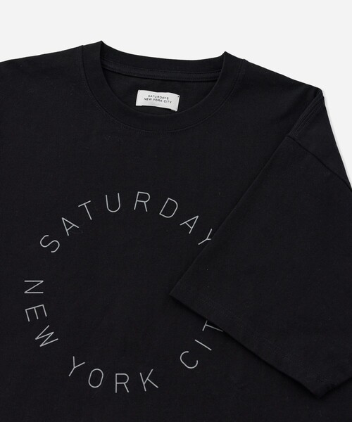 Saturdays NYC（サタデーズ ニューヨークシティ ）の「Circular Saturdays Logo T-Shirt（Tシャツ/カットソー・メンズ・ホワイト/ブラック/ダークブラウン/イエロー・S/M/XL/L）」の11枚目の写真