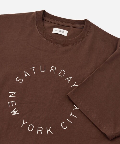 Saturdays NYC（サタデーズ ニューヨークシティ ）の「Circular Saturdays Logo T-Shirt（Tシャツ/カットソー・メンズ・ホワイト/ブラック/ダークブラウン/イエロー・S/M/XL/L）」の13枚目の写真
