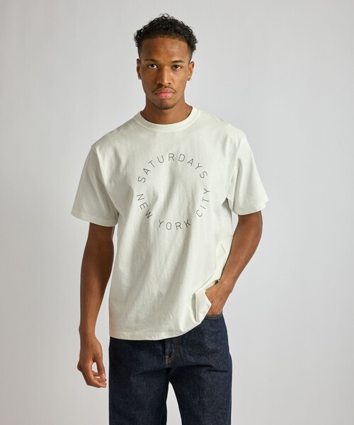 Saturdays NYC（サタデーズ ニューヨークシティ ）の「Circular Saturdays Logo T-Shirt（Tシャツ/カットソー・メンズ・ホワイト/ブラック/ダークブラウン/イエロー・S/M/XL/L）」の2枚目の写真