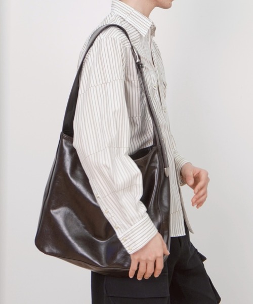 Never mind the XU / Chikashitsu+(ネバーマインド ザ エックスユー / チカシツプラス)の「【HAH ARCHIVE】HH Belted Bag 2-Way / 【ハーアーカイブ】HHベルテッドバッグ2ウェイワンショルダーバッグ(ショルダーバッグ・メンズ・ブラウン/ブラック・ONE SIZE)」の2枚目の写真