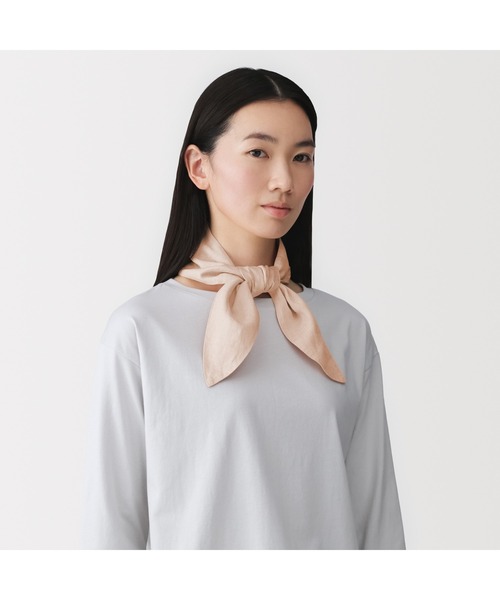 無印良品(ムジルシリョウヒン)の「UVカットリヨセルリネンポケット付きスカーフ(バンダナ/スカーフ・レディース・ライトオレンジ系/ライトブルー・FREE)」の1枚目の写真