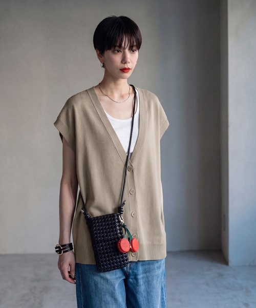 STYLE DELI(スタイルデリ)の「【BLK001】レーヨンポリVネックオーバーサイズベスト(ベスト・レディース・アイボリー/ブラック/ベージュ・FREE)」の2枚目の写真
