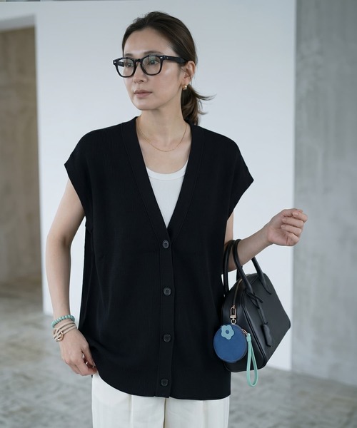 STYLE DELI(スタイルデリ)の「【BLK001】レーヨンポリVネックオーバーサイズベスト(ベスト・レディース・アイボリー/ブラック・FREE)」の1枚目の写真