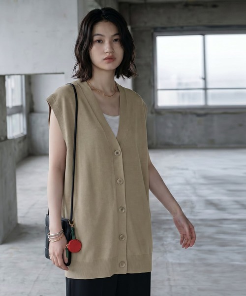 STYLE DELI(スタイルデリ)の「【BLK001】レーヨンポリVネックオーバーサイズベスト(ベスト・レディース・アイボリー/ブラック・FREE)」の4枚目の写真