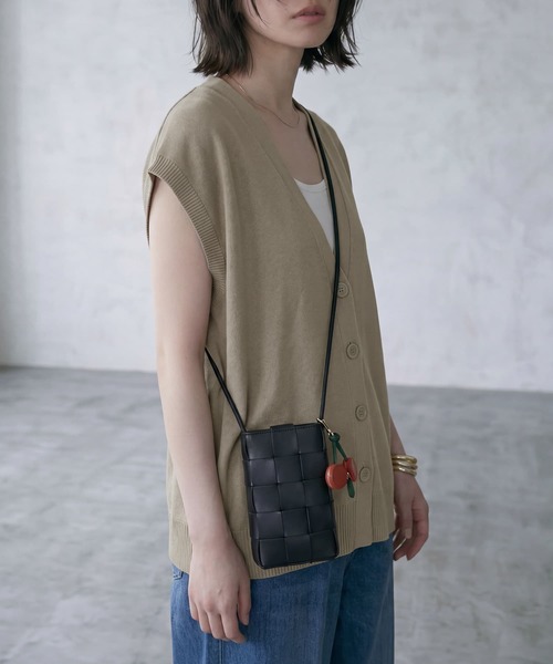 STYLE DELI(スタイルデリ)の「【BLK001】レーヨンポリVネックオーバーサイズベスト(ベスト・レディース・アイボリー/ブラック・FREE)」の6枚目の写真