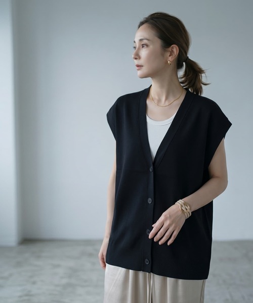 STYLE DELI(スタイルデリ)の「【BLK001】レーヨンポリVネックオーバーサイズベスト(ベスト・レディース・アイボリー/ブラック・FREE)」の8枚目の写真