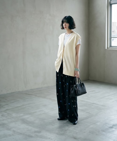 STYLE DELI(スタイルデリ)の「【BLK001】レーヨンポリVネックオーバーサイズベスト(ベスト・レディース・アイボリー/ブラック・FREE)」の16枚目の写真