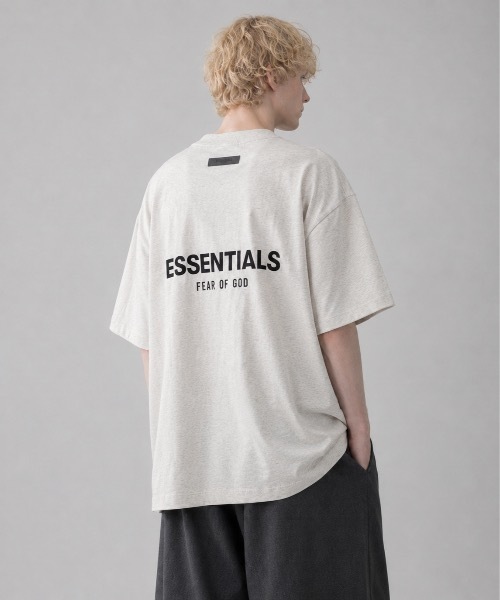 FOG ESSENTIALS(エフオージーエッセンシャルズ)の「【FOG ESSENTIALS】エッセンシャルズ FRONT BACK LOGO PRINT BOXY TEE SS ロゴ Tシャツ(Tシャツ/カットソー・メンズ・オートミール/ブラック/ホワイト系その他・MEDIUM/SMALL/X-LARGE/LARGE)」の3枚目の写真