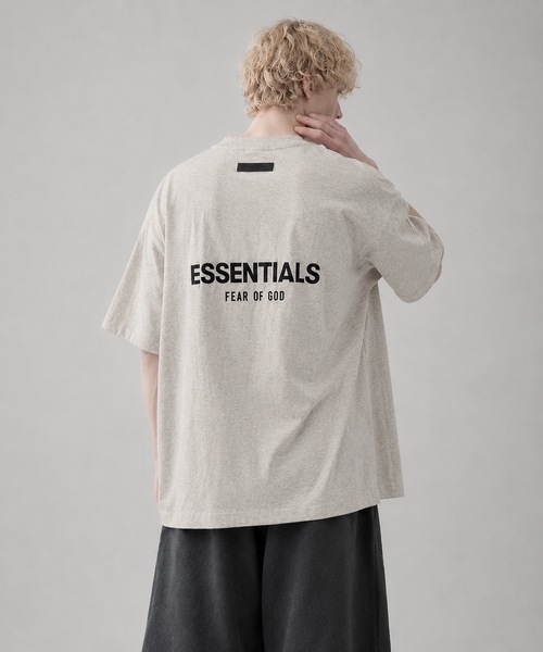 FOG ESSENTIALS(エフオージーエッセンシャルズ)の「【FOG ESSENTIALS】エッセンシャルズ FRONT BACK LOGO PRINT BOXY TEE SS ロゴ Tシャツ(Tシャツ/カットソー・メンズ・オートミール/ブラック/ホワイト系その他・MEDIUM/SMALL/X-LARGE/LARGE)」の2枚目の写真