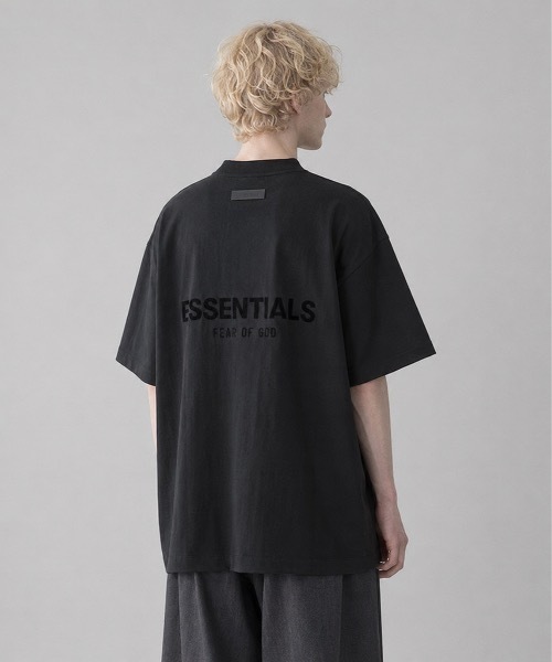 FOG ESSENTIALS(エフオージーエッセンシャルズ)の「【FOG ESSENTIALS】エッセンシャルズ FRONT BACK LOGO PRINT BOXY TEE SS ロゴ Tシャツ(Tシャツ/カットソー・メンズ・オートミール/ブラック/ホワイト系その他・MEDIUM/SMALL/X-LARGE/LARGE)」の1枚目の写真
