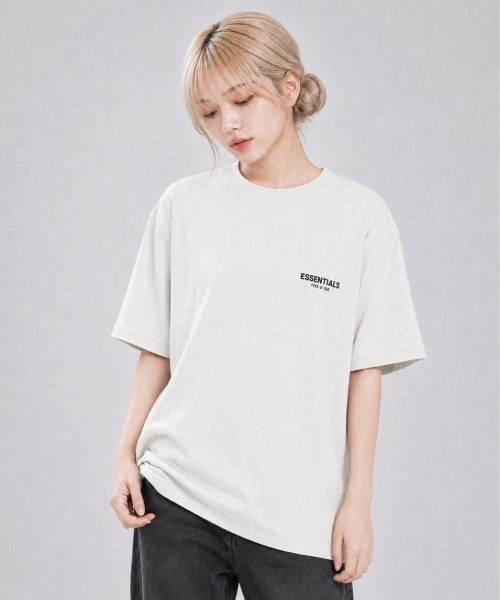 FOG ESSENTIALS(エフオージーエッセンシャルズ)の「【FOG ESSENTIALS】エッセンシャルズ FRONT BACK LOGO PRINT BOXY TEE SS ロゴ Tシャツ(Tシャツ/カットソー・メンズ・オートミール/ブラック/ホワイト系その他・MEDIUM/SMALL/X-LARGE/LARGE)」の13枚目の写真