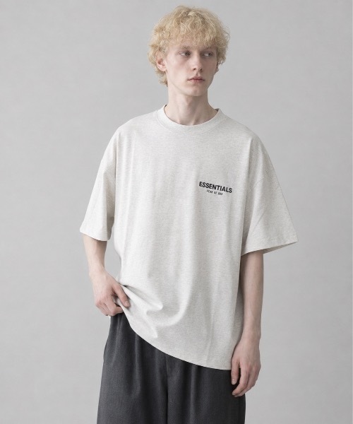 FOG ESSENTIALS(エフオージーエッセンシャルズ)の「【FOG ESSENTIALS】エッセンシャルズ FRONT BACK LOGO PRINT BOXY TEE SS ロゴ Tシャツ(Tシャツ/カットソー・メンズ・オートミール/ブラック/ホワイト系その他・MEDIUM/SMALL/X-LARGE/LARGE)」の7枚目の写真