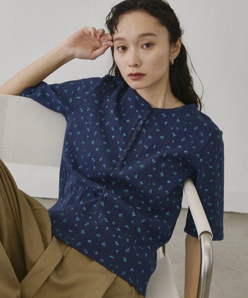 COLONY 2139(コロニートゥーワンスリーナイン)の「小花柄ヘンリーネックTシャツ(Tシャツ/カットソー・レディース・グレー/ネイビー・FREE)」の1枚目の写真