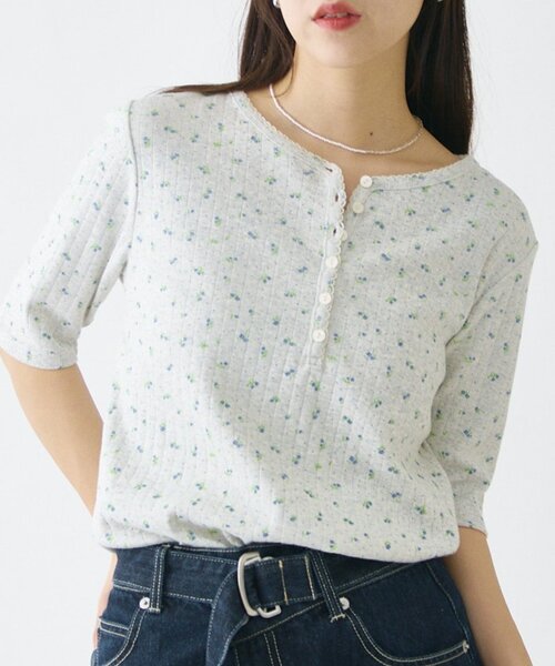 COLONY 2139(コロニートゥーワンスリーナイン)の「小花柄ヘンリーネックTシャツ(Tシャツ/カットソー・レディース・グレー/ネイビー・FREE)」の2枚目の写真