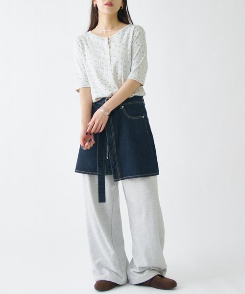 COLONY 2139(コロニートゥーワンスリーナイン)の「小花柄ヘンリーネックTシャツ(Tシャツ/カットソー・レディース・グレー/ネイビー・FREE)」の3枚目の写真