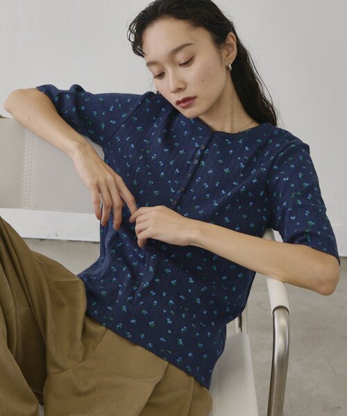 COLONY 2139(コロニートゥーワンスリーナイン)の「小花柄ヘンリーネックTシャツ(Tシャツ/カットソー・レディース・グレー/ネイビー・FREE)」の11枚目の写真