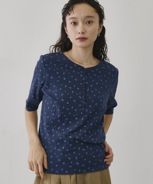 COLONY 2139(コロニートゥーワンスリーナイン)の「小花柄ヘンリーネックTシャツ(Tシャツ/カットソー・レディース・グレー/ネイビー・FREE)」の12枚目の写真