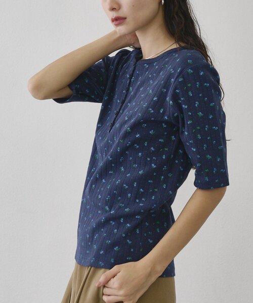 COLONY 2139(コロニートゥーワンスリーナイン)の「小花柄ヘンリーネックTシャツ(Tシャツ/カットソー・レディース・グレー/ネイビー・FREE)」の13枚目の写真