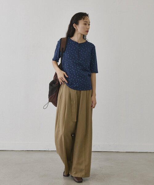 COLONY 2139(コロニートゥーワンスリーナイン)の「小花柄ヘンリーネックTシャツ(Tシャツ/カットソー・レディース・グレー/ネイビー・FREE)」の14枚目の写真