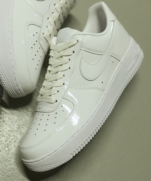NIKE(ナイキ)の「AIR FORCE 1 '07 PRM IV2857-100(スニーカー・メンズ・ホワイト・26.0cm/24.0cm/29.0cm/28.5cm/28.0cm/27.5cm/27.0cm/26.5cm/25.5cm/25.0cm/24.5cm)」の2枚目の写真