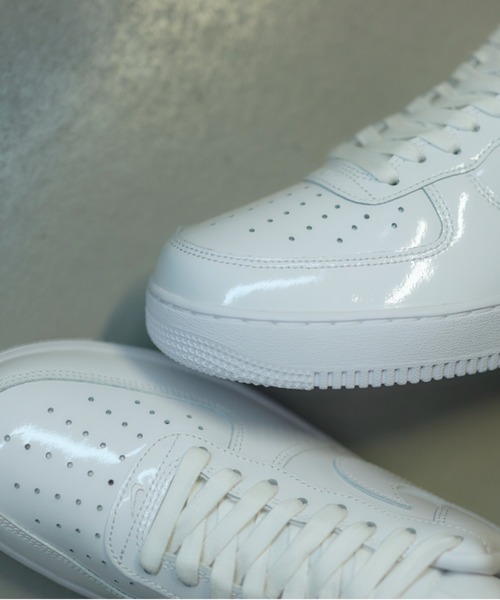NIKE(ナイキ)の「AIR FORCE 1 '07 PRM IV2857-100(スニーカー・メンズ・ホワイト・26.0cm/24.0cm/29.0cm/28.5cm/28.0cm/27.5cm/27.0cm/26.5cm/25.5cm/25.0cm/24.5cm)」の4枚目の写真