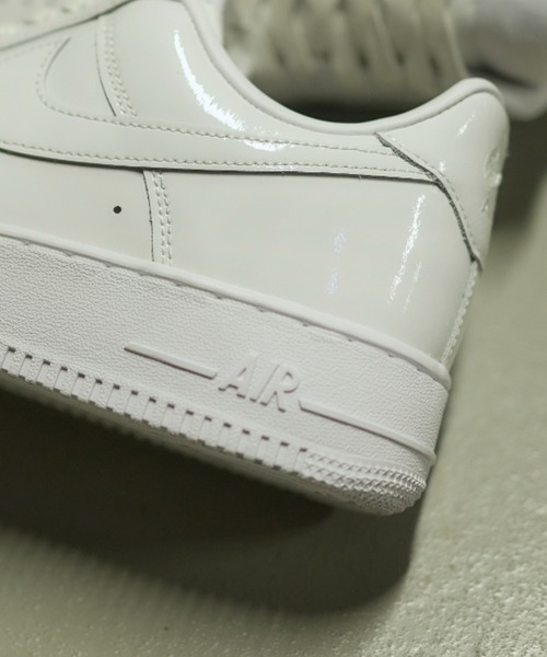 NIKE(ナイキ)の「AIR FORCE 1 '07 PRM IV2857-100(スニーカー・メンズ・ホワイト・26.0cm/24.0cm/29.0cm/28.5cm/28.0cm/27.5cm/27.0cm/26.5cm/25.5cm/25.0cm/24.5cm)」の5枚目の写真