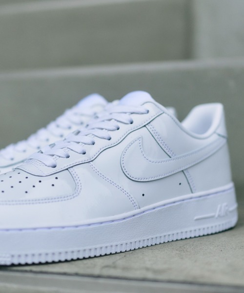 NIKE(ナイキ)の「AIR FORCE 1 '07 PRM IV2857-100(スニーカー・メンズ・ホワイト・26.0cm/24.0cm/29.0cm/28.5cm/28.0cm/27.5cm/27.0cm/26.5cm/25.5cm/25.0cm/24.5cm)」の6枚目の写真