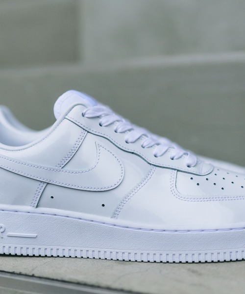 NIKE(ナイキ)の「AIR FORCE 1 '07 PRM IV2857-100(スニーカー・メンズ・ホワイト・26.0cm/24.0cm/29.0cm/28.5cm/28.0cm/27.5cm/27.0cm/26.5cm/25.5cm/25.0cm/24.5cm)」の7枚目の写真
