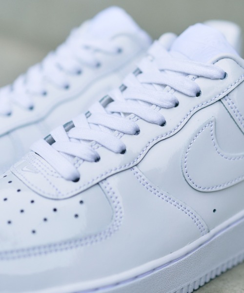 NIKE(ナイキ)の「AIR FORCE 1 '07 PRM IV2857-100(スニーカー・メンズ・ホワイト・26.0cm/24.0cm/29.0cm/28.5cm/28.0cm/27.5cm/27.0cm/26.5cm/25.5cm/25.0cm/24.5cm)」の8枚目の写真