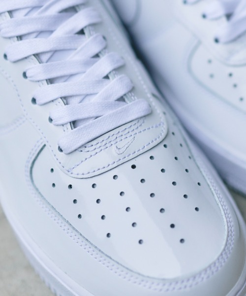 NIKE(ナイキ)の「AIR FORCE 1 '07 PRM IV2857-100(スニーカー・メンズ・ホワイト・26.0cm/24.0cm/29.0cm/28.5cm/28.0cm/27.5cm/27.0cm/26.5cm/25.5cm/25.0cm/24.5cm)」の9枚目の写真