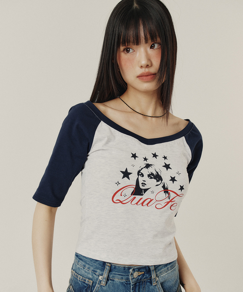QUAFE(クアフェ)の「BEADED GRAPHIC V-NECK T-SHIRT_2color(Tシャツ/カットソー・レディース・ライトグレー・FREE)」の1枚目の写真
