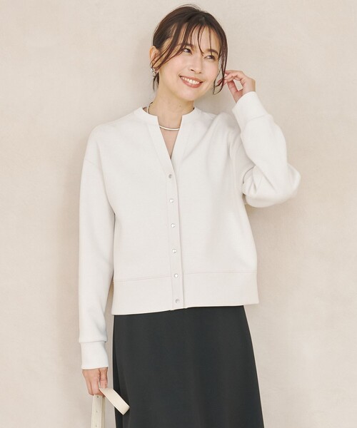 UNFILO(アンフィーロ)の「【WEB限定カラー】BEAUTY FORM JERSEY キーネックカーディガン(カーディガン/ボレロ・レディース・ネイビー系/レッド系/ベージュ系/ブラック系/カーキ系/ターコイズブルー系/グレー系・SMALL/MEDIUM)」の1枚目の写真