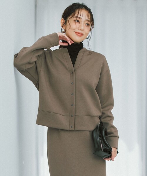 UNFILO(アンフィーロ)の「【WEB限定カラー】BEAUTY FORM JERSEY キーネックカーディガン(カーディガン/ボレロ・レディース・ネイビー系/レッド系/ベージュ系/ブラック系/カーキ系/ターコイズブルー系/グレー系・SMALL/MEDIUM)」の4枚目の写真