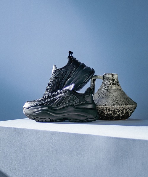 adidas(アディダス)の「ADIDAS OZGAIA W(スニーカー・レディース・ホワイト/ブラック・23cm/24cm/25cm)」の1枚目の写真