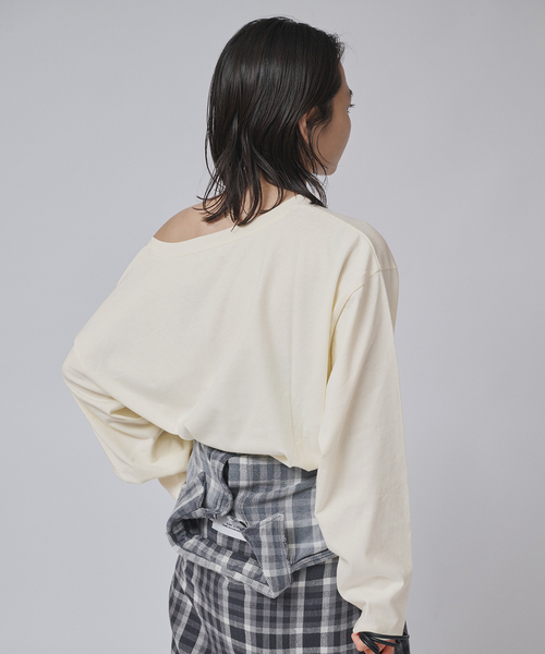 journal standard L'essage(ジャーナルスタンダードレサージュ)の「JANE SMITH*DICKIES*L'ESSAGE 別注ONE SHOULDERカットソー(Tシャツ/カットソー・レディース・エンジ/ブラック系その他/アイボリー/ライトグレー・FREE)」の21枚目の写真
