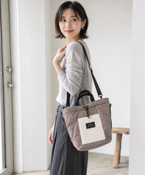 MILLION CARATS（ミリオンカラッツ）の「【巾着＆トート2WAY・A4収納】SOBIA - キルトボアドロスト2WAYショルダーバッグ -ふわもこボアが映える軽量バッグ（ショルダーバッグ・レディース・キャメル/カーキ/グレー/ブラック・FREE）」の11枚目の写真