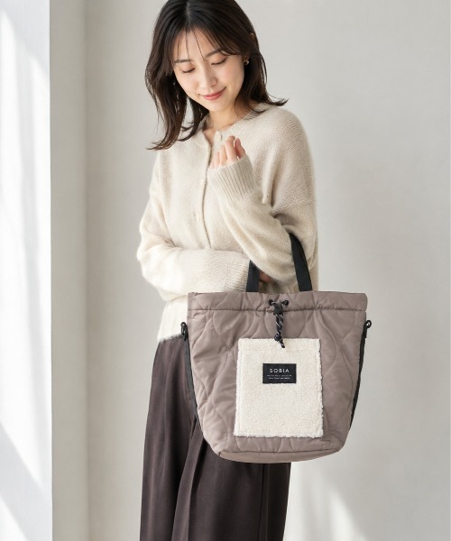 MILLION CARATS（ミリオンカラッツ）の「【巾着＆トート2WAY・A4収納】SOBIA - キルトボアドロスト2WAYショルダーバッグ -ふわもこボアが映える軽量バッグ（ショルダーバッグ・レディース・キャメル/カーキ/グレー/ブラック・FREE）」の12枚目の写真