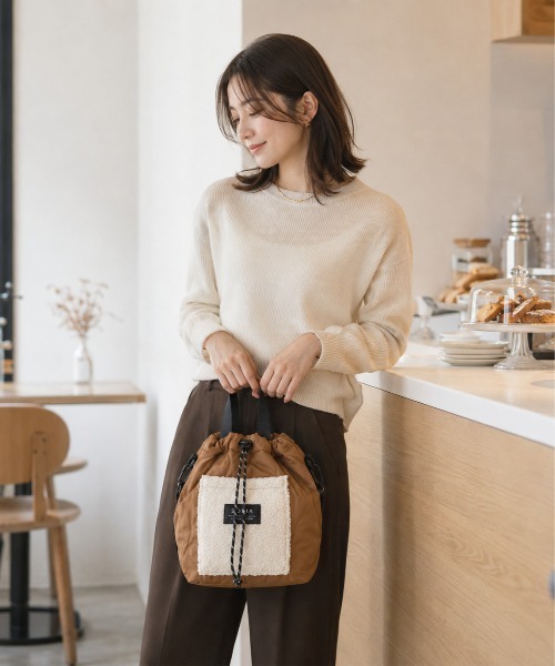 MILLION CARATS（ミリオンカラッツ）の「【巾着＆トート2WAY・A4収納】SOBIA - キルトボアドロスト2WAYショルダーバッグ -ふわもこボアが映える軽量バッグ（ショルダーバッグ・レディース・キャメル/カーキ/グレー/ブラック・FREE）」の19枚目の写真