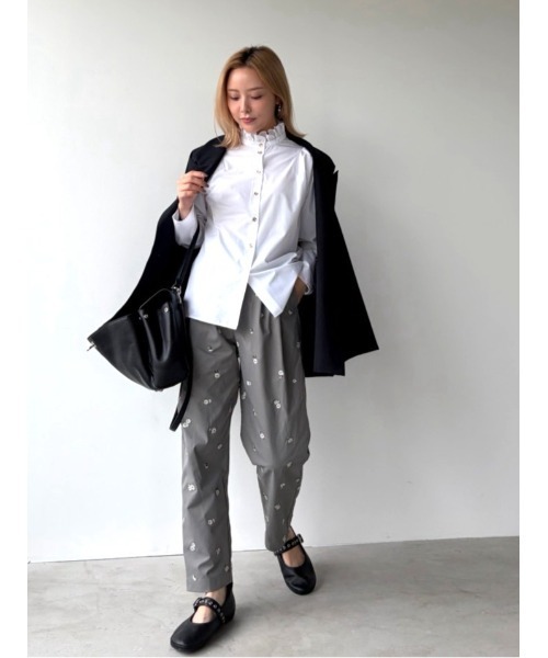 DONOBAN（ドノバン）の「【クラシカルな華やかさと、美しいシルエット】ノーブル フリル ブラウス トップス シャツ 襟 衿 レディース ボタン Donoban 春服 秋服 長袖 大人かわいい オフィスカジュアル 就活 ドノバン（シャツ/ブラウス・レディース・ホワイト/ブラック/グレー・ONE SIZE）」の11枚目の写真