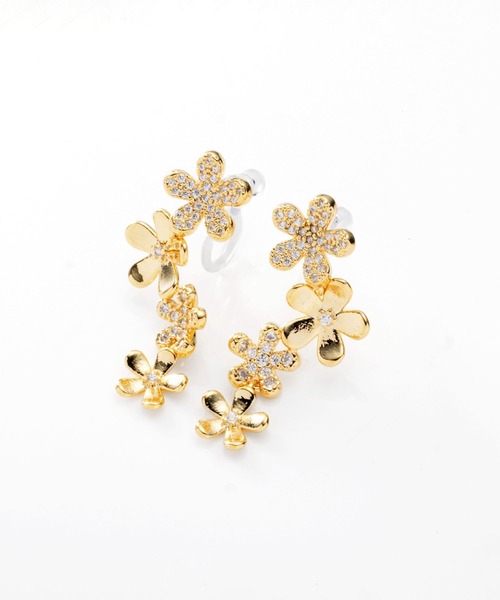 Cream dot.(クリームドット)の「【金属アレルギー対応】繊細に煌めくパヴェ×メタルフラワーのイヤリング(イヤリング・レディース・ゴールド/シルバー/ピンクゴールド・ONE SIZE)」の5枚目の写真