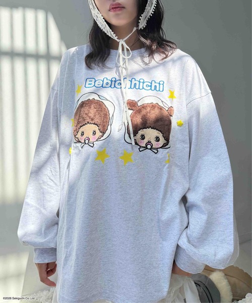 AS KNOW AS plus（アズノゥアズプラス）の「☆アクリルキーホルダー付き モンチッチロンT【 Monchhichi / モンチッチ 】（Tシャツ/カットソー・レディース・オフホワイト/オートミール/サックスブルー/チャコールグレー・FREE）」の6枚目の写真