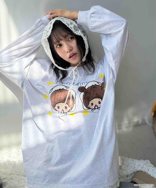AS KNOW AS plus（アズノゥアズプラス）の「☆アクリルキーホルダー付き モンチッチロンT【 Monchhichi / モンチッチ 】（Tシャツ/カットソー・レディース・オフホワイト/オートミール/サックスブルー/チャコールグレー・FREE）」の7枚目の写真