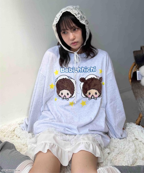 AS KNOW AS plus（アズノゥアズプラス）の「☆アクリルキーホルダー付き モンチッチロンT【 Monchhichi / モンチッチ 】（Tシャツ/カットソー・レディース・オフホワイト/オートミール/サックスブルー/チャコールグレー・FREE）」の8枚目の写真