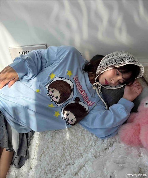 AS KNOW AS plus（アズノゥアズプラス）の「☆アクリルキーホルダー付き モンチッチロンT【 Monchhichi / モンチッチ 】（Tシャツ/カットソー・レディース・オフホワイト/オートミール/サックスブルー/チャコールグレー・FREE）」の13枚目の写真