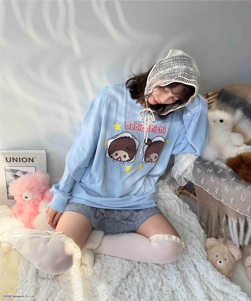 AS KNOW AS plus（アズノゥアズプラス）の「☆アクリルキーホルダー付き モンチッチロンT【 Monchhichi / モンチッチ 】（Tシャツ/カットソー・レディース・オフホワイト/オートミール/サックスブルー/チャコールグレー・FREE）」の12枚目の写真