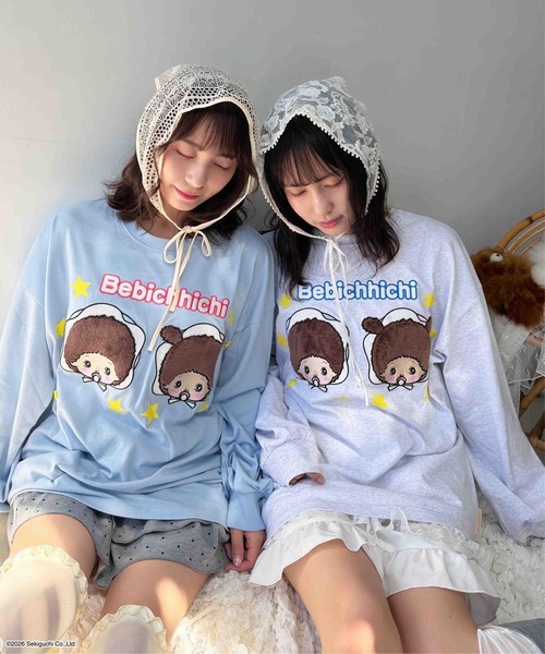 AS KNOW AS plus（アズノゥアズプラス）の「☆アクリルキーホルダー付き モンチッチロンT【 Monchhichi / モンチッチ 】（Tシャツ/カットソー・レディース・オフホワイト/オートミール/サックスブルー/チャコールグレー・FREE）」の19枚目の写真